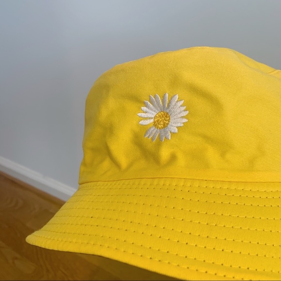 SALE! 🚨 Reversible Yellow Daisy Bucket Hat Black - Picture 3 of 6